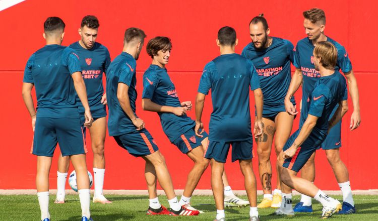 Jugadores del Sevilla FC durante el entrenamiento. Foto:EFE