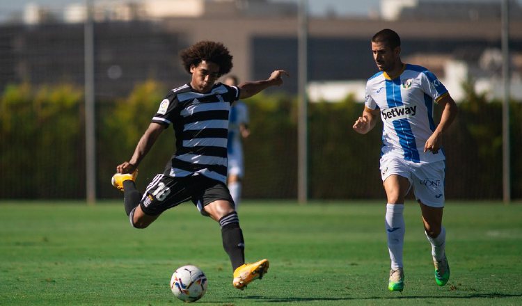 Adalberto 'Coco' Carrasquilla con el balón. Foto:@@FCCartagena_efs