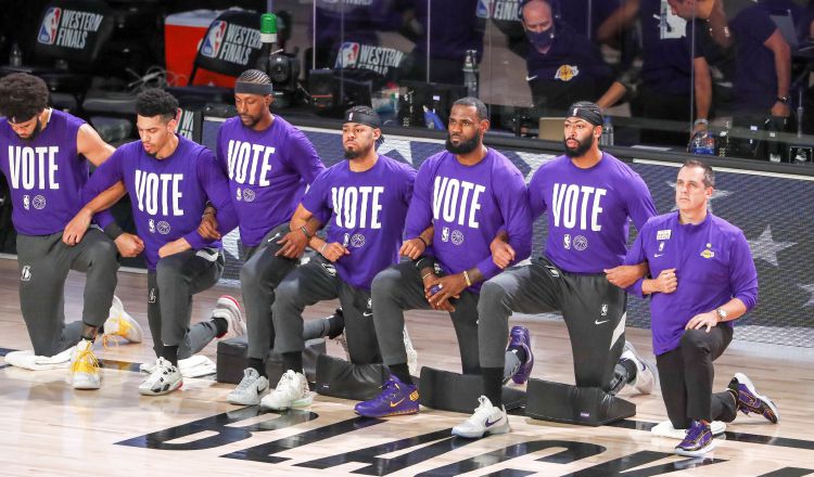 Algunos miembros del equipos de los Lakers se arrodillaron antes de iniciar el quinto partido de los playoffs de la final de la Conferencia Oeste contra Denver Nuggets. Foto:EFE