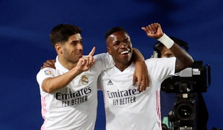 Vinicius Jr. (d) y Marco Asensio del Real Madrid festejan el gol. Foto:EFE