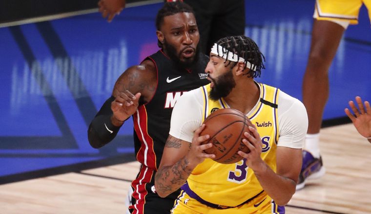 Aanthony Davis de los Lakers (der.) es marcado por  Jae Crowder. Foto:EFE 