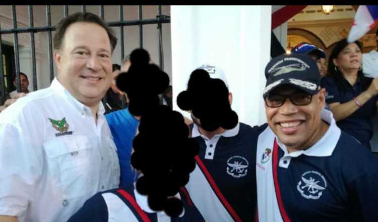 Varela posa junto a su piloto y amigo personal, Ricardo Garay, en las escalinatas de la Presidencia.