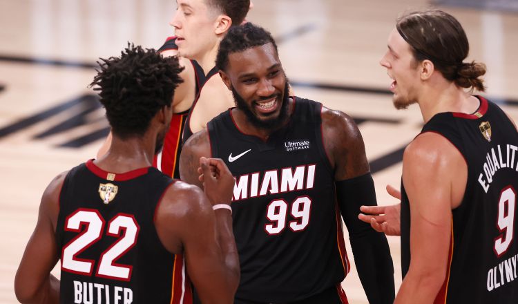 Jimmy Butler (izq.) Jae Crowder y Kelly Olynyk (der.) celebran la victoria de su equipo. Foto:EFE