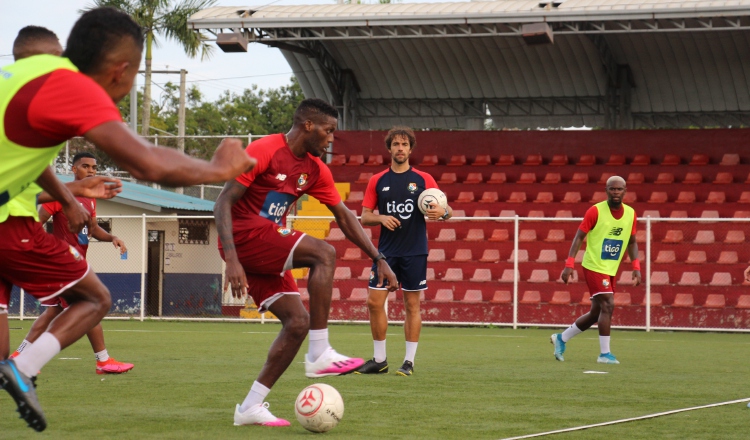 El delantero José Fajardo domina el balón con la pierna derecha durante los entrenamientos de la selección. Foto:Fepafut