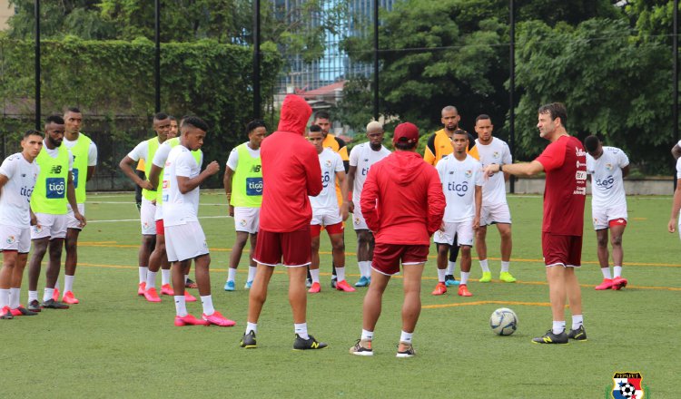 Thomas Christiansen (der.) habla con los jugadores. Foto:Fepafut