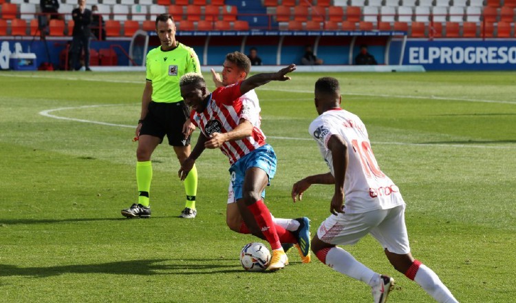 El panameño José Luis 'Puma' Rodríguez del Lugo (centro) es agarrado por un jugador del Mallorca. Foto@CDeportivoLugo