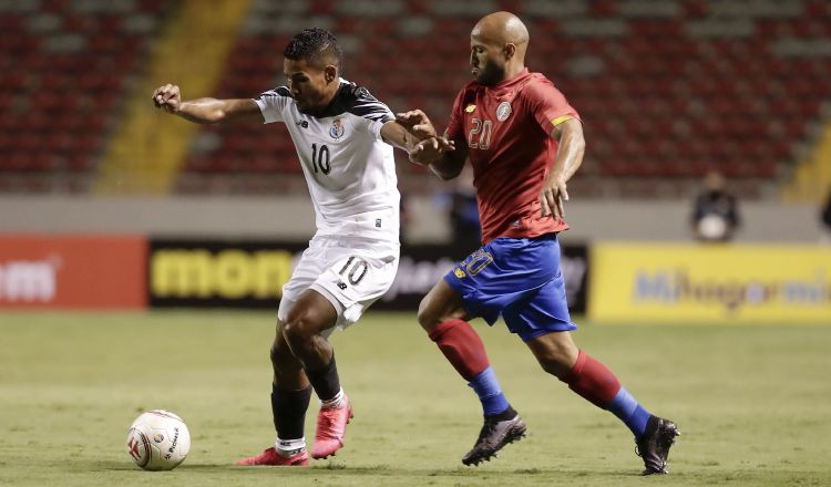 Miguel Camargo de Panamá (izq.) y Ricardo Blanco de Costa Rica durante el partido del viernes en San José. Foto: EFE.