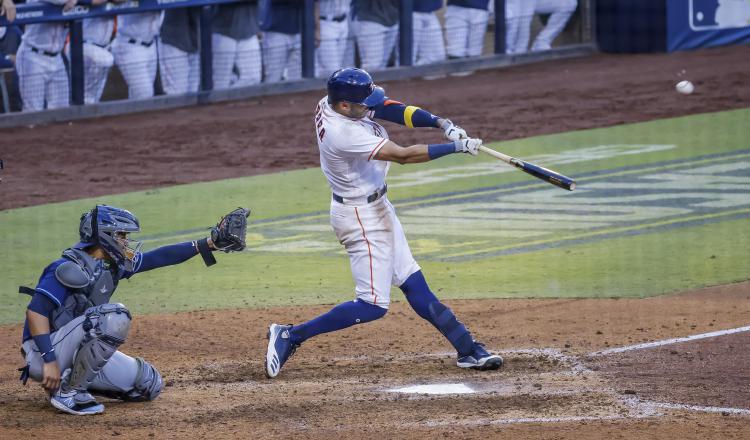 Carlos Correa pega su cuadrangular en el cierre de la novena entrada.