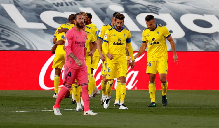 Jugadores del Cádiz festejan, ante Sergio Ramos del Real Madrid. Foto:EFE