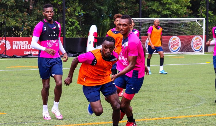 Los jugadores del CAI en sus entrenamientos, José Fajardo (izq.) Alexis Palacios con el balón (cent.) y Jiovany Ramos (der.). Foto:@CAIpanama