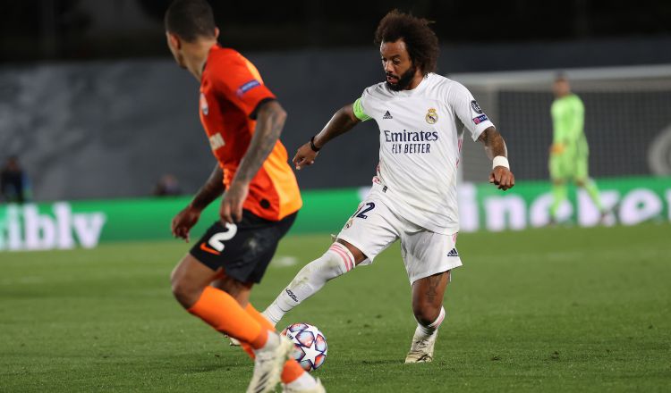 Marcelo del Real Madrid (der.) pelea un balón con el defensa brasileño del Shakhtar. Foto:EFE