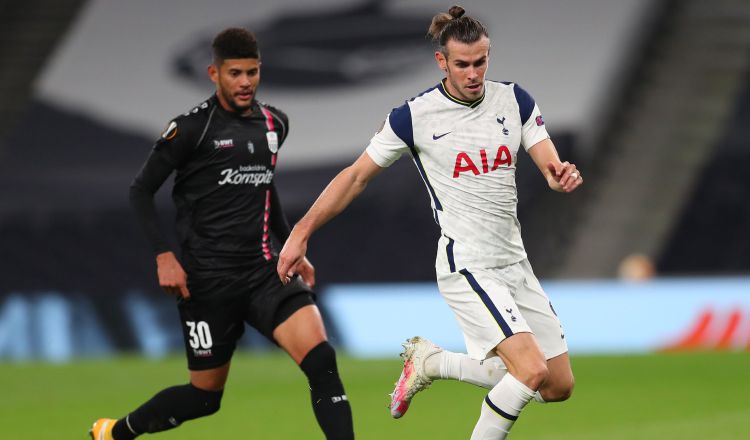 El panameño Andrade marca a Gareth Bale del Tottenham. Foto:EFE 