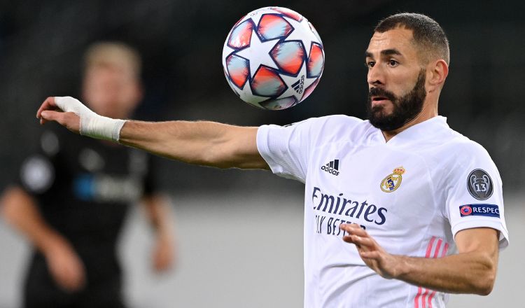 Karim Benzema del Real Madrid contra el balón. Fotto:EFE