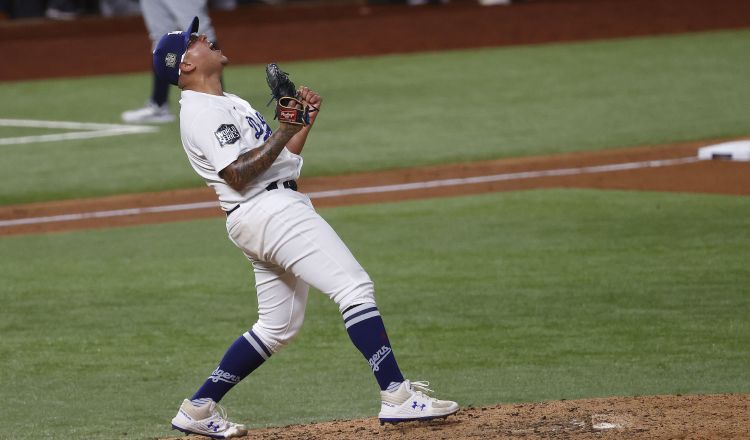 El mexicano Julio Urías se destacó en los juegos de postemporada. Foto:EFE