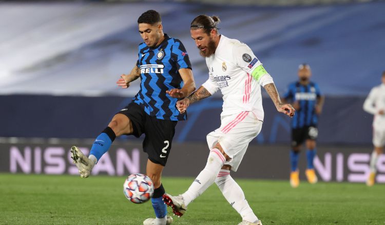 El defensa del Real Madrid, Sergio Ramos (d), despeja el balón ante el jugador marroquí del Inter de Milán, Achraf Hakimi. Foto:EFE