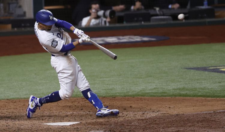 Mookie Betts ayudó a los Dodgers a conseguir un título de Serie Mundial. Foto:EFE