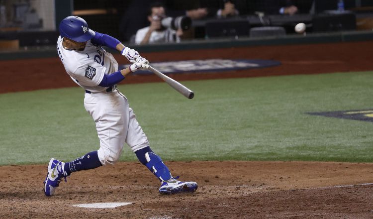 Mookie Betts  ayudó a los Dodgers a conseguir un título de Serie Mundial. Foto:EFE