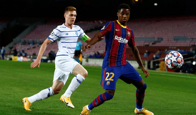 El delantero del FC Barcelona, Ansu Fati (d), intenta controlar el balón ante el centrocampista del Dinamo de Kiev, Viktor Tsygankov. Foto:EFE