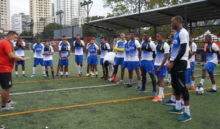 Dorian López (izq) del Sporting conversa con sus jugadores. Foto:Cortesía.