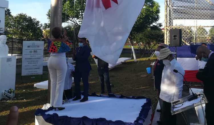 Gobernadora Dale hizo la Bandera Nacional.  