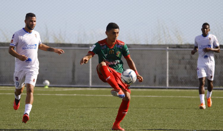 Richard Rodríguez de Sporting (izq.) intenta marcar a un jugador de Chiriquí. Foto:@LPF