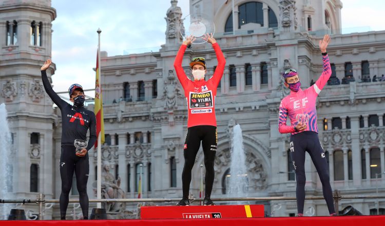 Primoz Roglic en el podium como ganador de la Vuelta España (cent.),  el ecuatoriano Richard Caparaz (izq.) , segundo clasificado y el  británico Hugh John Carthy (d) tercer lugar. Foto:EFE