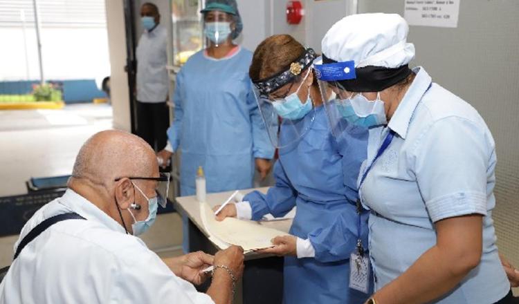 Pacientes atienden sus síntomas y molestias en la Clínica Post COVID.