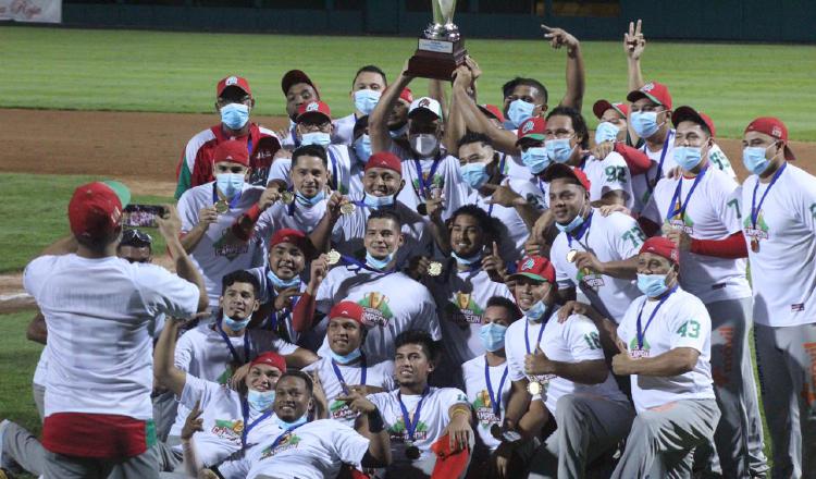 Jugadores de Chiriquí celebran su título en el béisbol mayor. Foto:Fedebeis