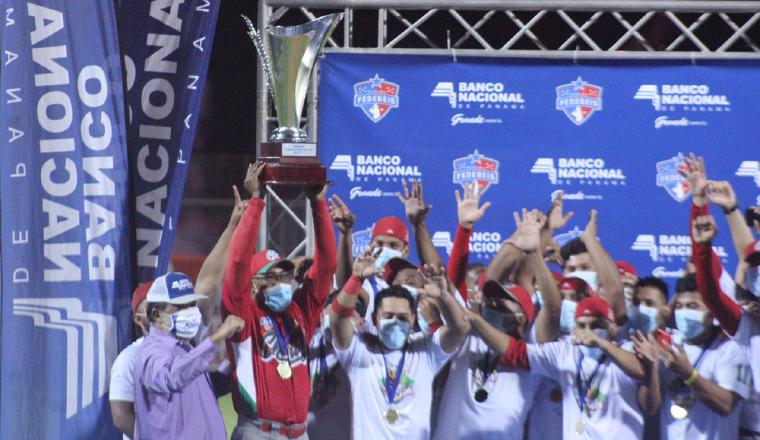 Carlos Louis levanta la copa de campeón. Foto:Fedebeis