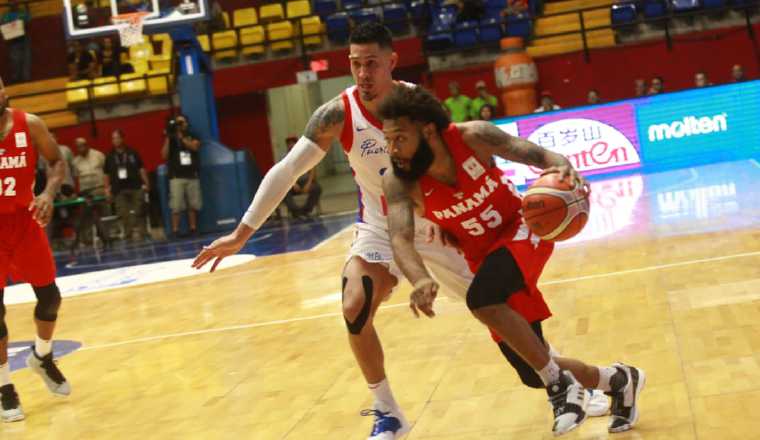 CJ Rodríguez de Panamá con el balón.