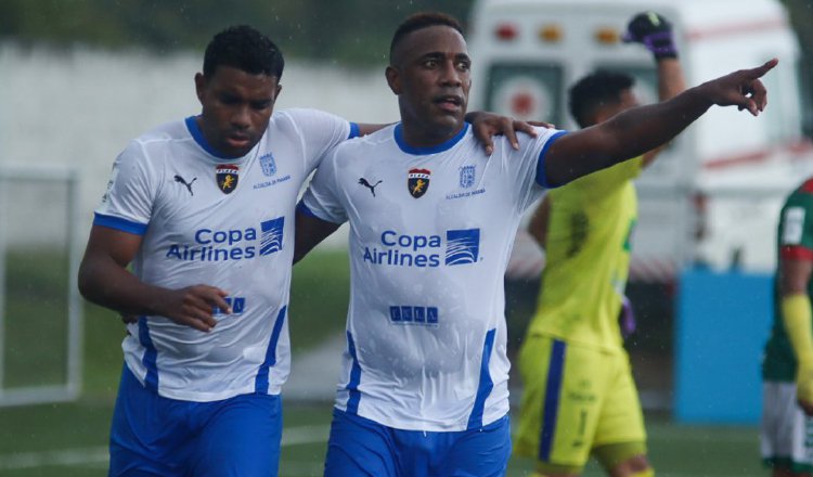 Luis Tejada (der.) festeja su gol con Ricardo Buitrago. Foto:@LPF