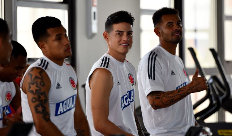 Jugadores de Colombia Jeison Murillo (i), James Rodríguez (c) y Edwin Cardona durante una sesión de entrenamiento en Barranquilla. Foto:EFE