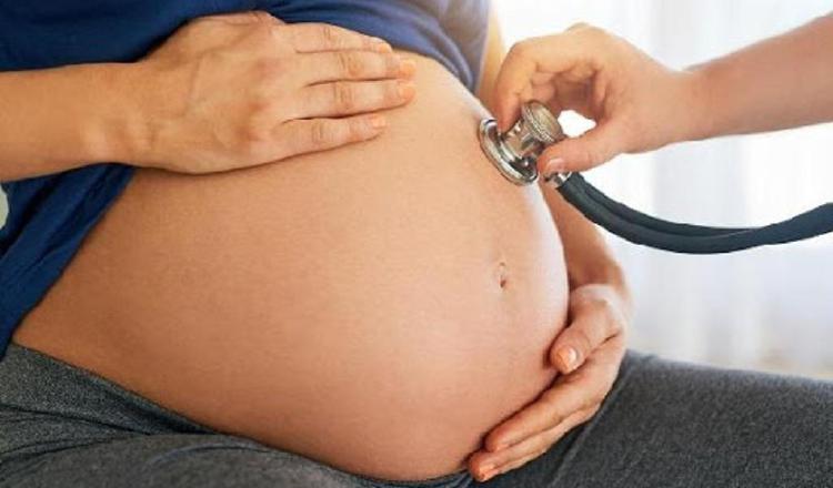 La mujer embarazada debe reforzar su alimentación y hacerla más balanceada.