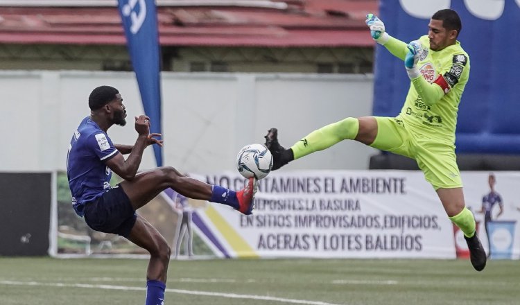 El portero del CAI, José Guerra, sale a disputar un balón contra un jugador del Árabe Unido. Foto:@LPF