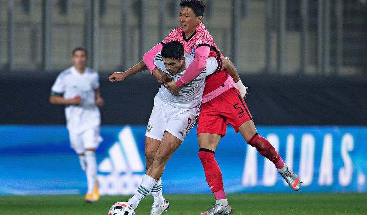 Raúl Jimenez (i), de México, disputa el balón contra Jung Woo-Young de Corea del Sur. Foto:EFE