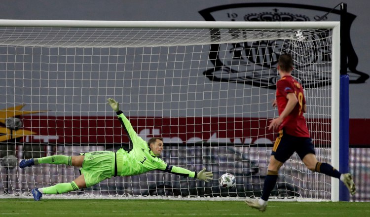 Ferrán Torres anota el quinto gol alemán ante Manuel Neuer. Foto:EFE