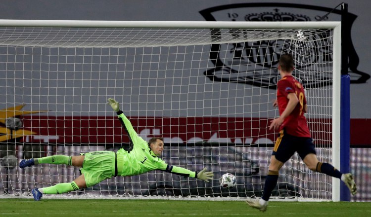 Ferrán Torres anota el quinto gol alemán ante Manuel Neuer.  Foto:EFE