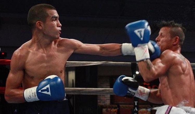 Orlando 'El Jaguar' Peñalba (izq.) en una de las peleas de Zona Box