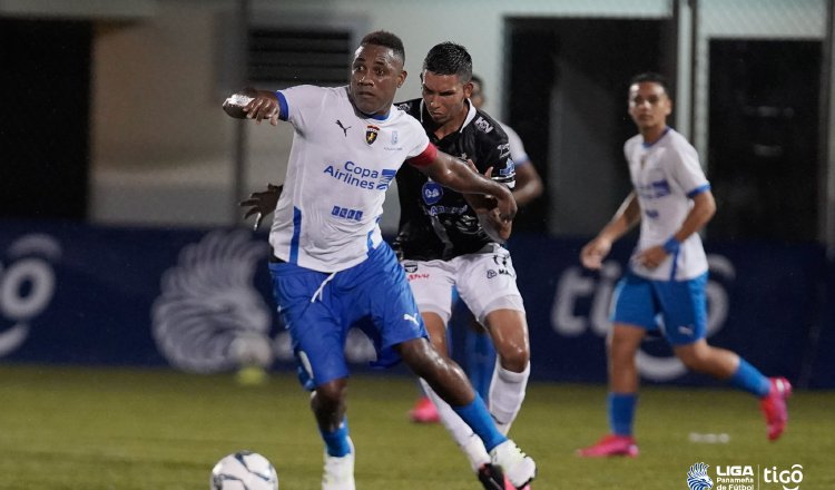 Luis 'Matador' Tejada tuvo un movido primer tiempo con Plaza ante Tauro, pero en el complemento se lesionó y salió del juego. Foto:LPF.