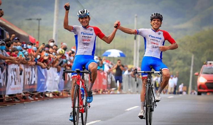 Alex Strah (izq.) y Franklin Archibold cruzan la meta para dar a Panamá la medalla de oro y plata  . Foto:@Fepaci