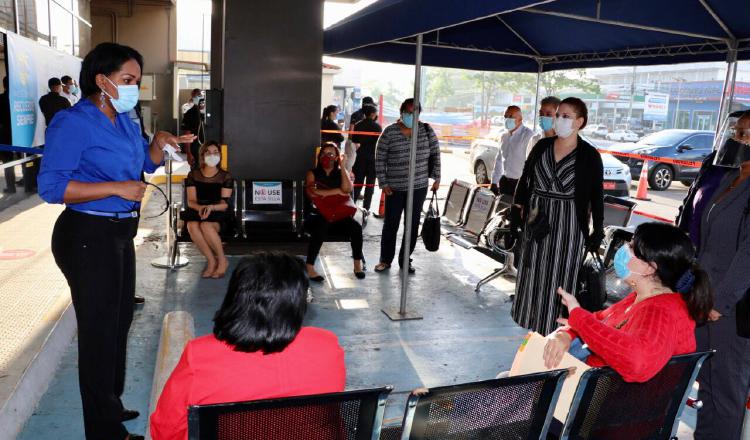 Extranjeros hacen sus trámites migratorios en la Dirección de Migración.