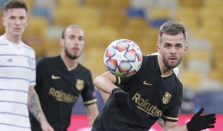 Miralem Pjanic (der.) de Barcelona intenta controlar el balón en el partido contra Dynamo Kiev. Foto:EFE