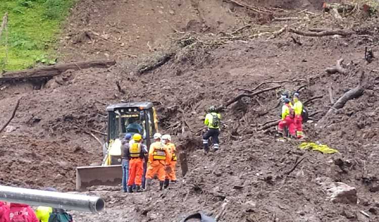 Las labores de rescate se complican un poco porque cada vez el terreno se va compactando, debido a ello se ha llevado maquinara al lugar. Salvador Martínez