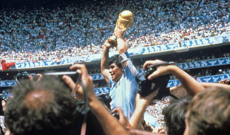 Diego Maradona levanta de la copa de campéon en México 1986. Foto:EFE