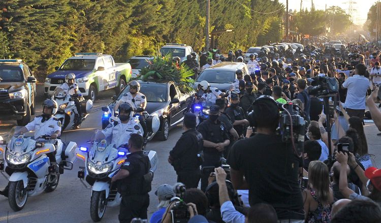 Decenas de hinchas caminan detrás del cortejo fúnebre que traslada los restos de Diego Armando Maradona . Foto:EFE