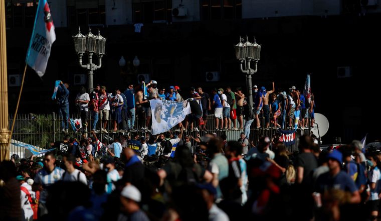 Simpatizantes de Maradona expresan  su afecto. Foto:EFE 