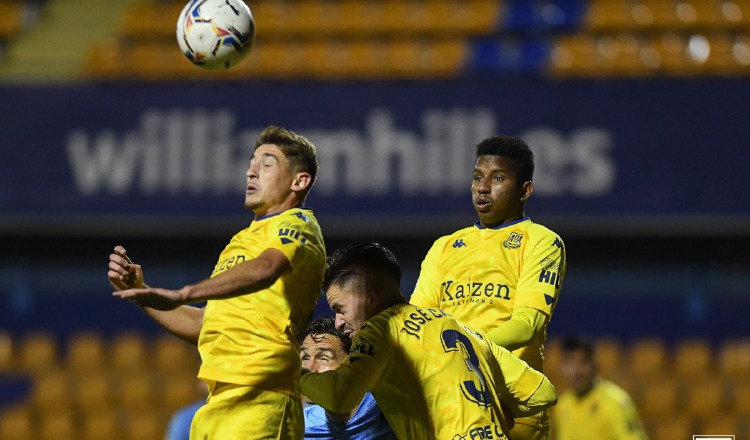 Fidel Escobar (der.) salta por el balón. Foto:@AD_Alcorcon