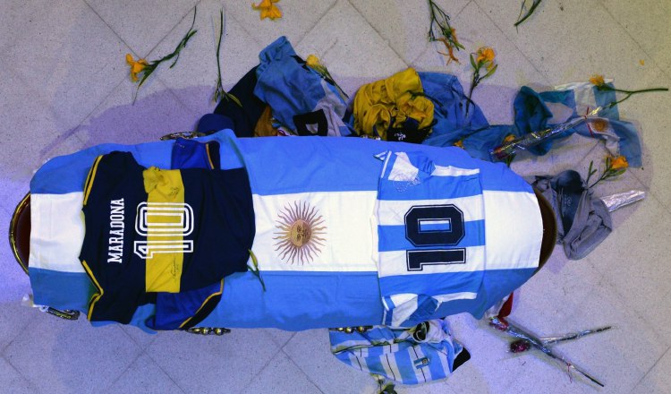 Vista del cajón cerrado de Maradona, cubierto con la bandera de Argentina y una camiseta Boca Juniors, además de la selección albiceleste. Foto:EFE