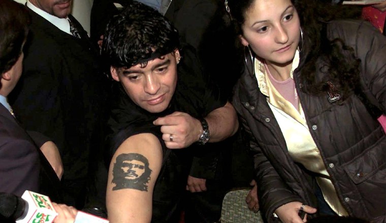 Maradona con su tatuaje del 'Che' Guevara. Foto:EFE