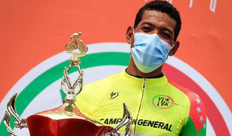 Christofer Jurado con el trofeo de campeón de la Vuelta a Chiriquí. Foto:Fepaci